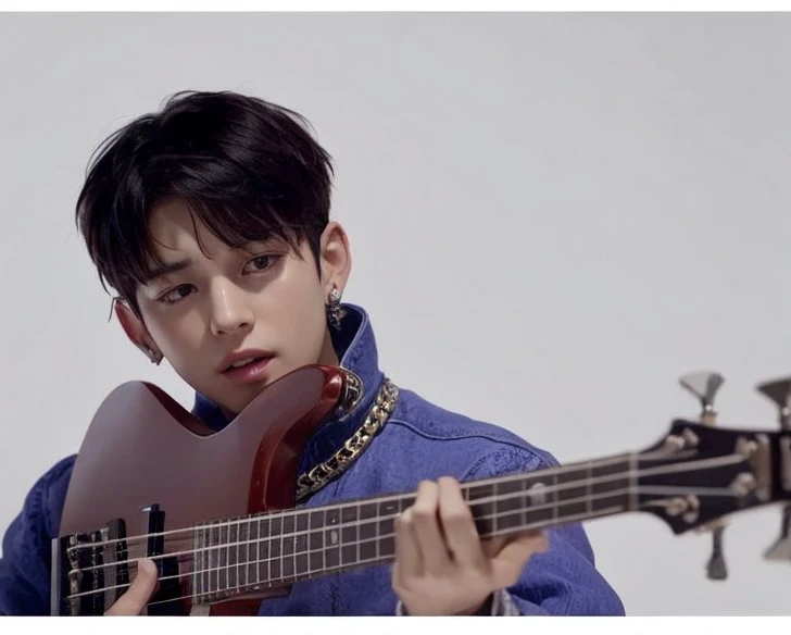 K-pop singer Kim Tae has revealed his potential role in his new album, Black Veil, released on August 8（（wearing stripe shirt））