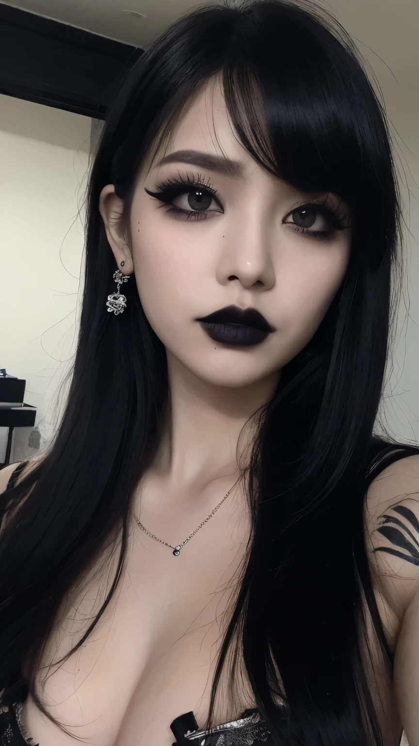 um close up de uma mulher com longos cabelos pretos e batom vermelho, tons de preto e vermelho, tons de vermelho e preto, cabelos pretos e ruivos, metade & meia tintura de cabelo, goth makeup, goth girl aesthetic, cabelos pretos e ruivos, tintura de cabelo meio a meio, wearing goth makeup, gothic aesthetic, tintura de cabelo de dois tons, goth makeup