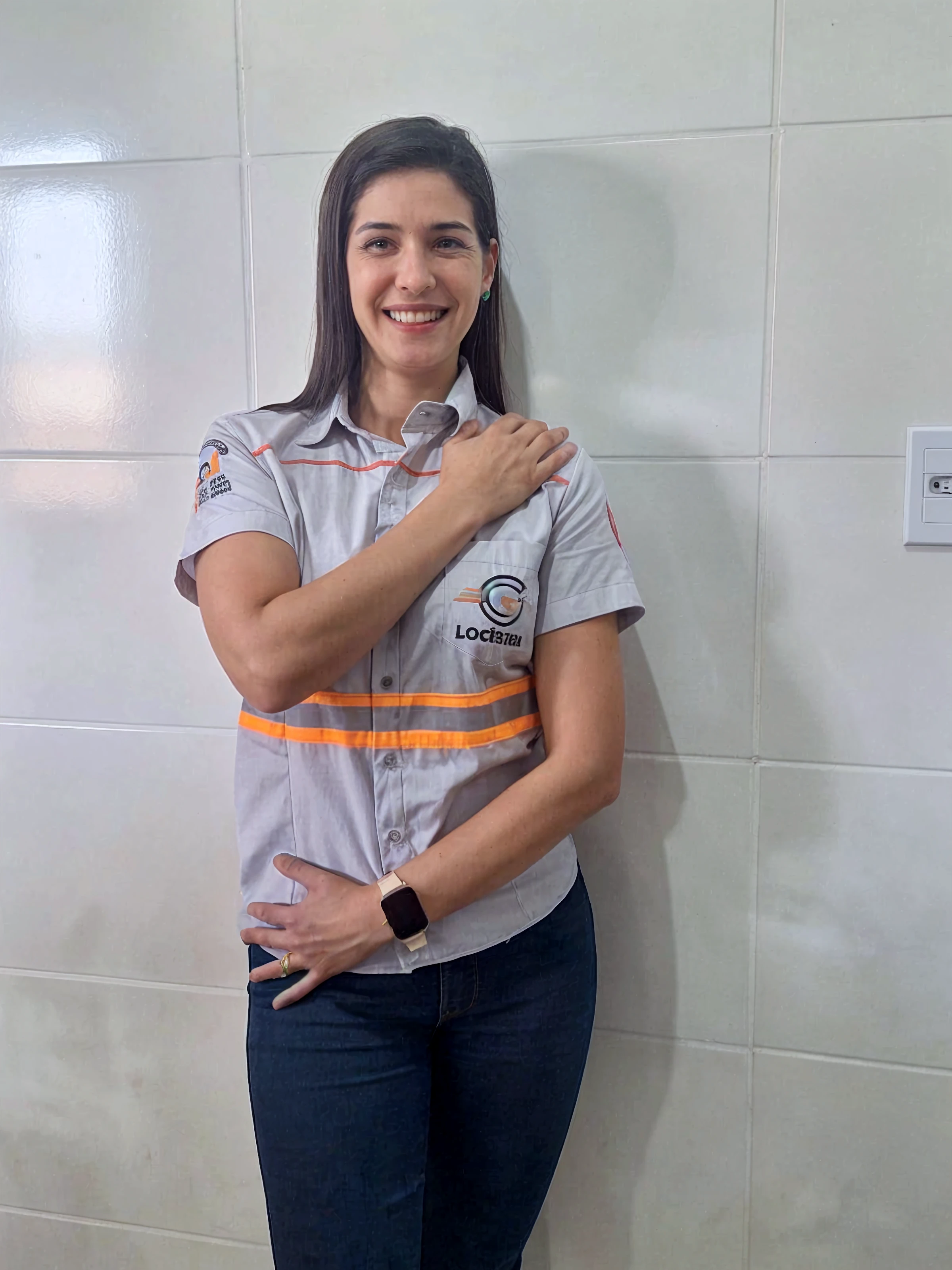 mulher madura, 60 anos, with a typical Brazilian face, com seios grandes, vestindo uma camiseta na altura do joelho, linda sentada em pe