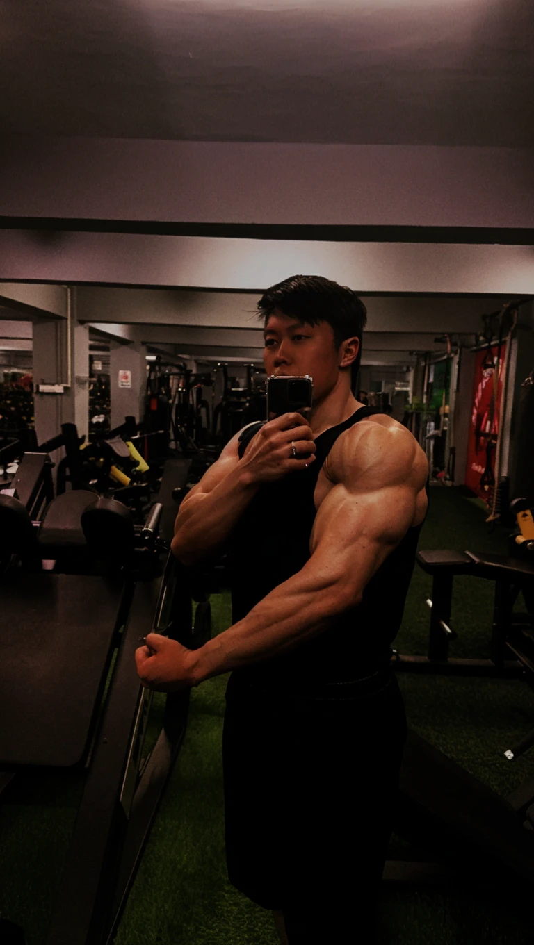 fit man with mask taking a selfie in a gym, menino musculoso, slim, muscular build, with abdomen, foto adequada, magro, mas musculoso, corpo de ernest khalimov, lean and muscular, absurdly muscular physique, [ rigidly defined abdomen ]!!, muscles, exaggerated muscular physique, muscular arms, rasgado