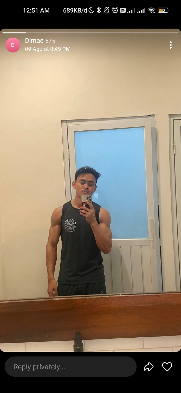 there is a man taking a picture of himself in the mirror, full body picture, by :5 sexy: 7, 2 3 years old, full body in camera, fit pic, 2 2 years old, 2 7 years old, with abs, middle body shot, 2 8 years old, 18 years old, 21 years old, full body!,body builder,pump chest, sixpack,pump shoulders,pump bisep,v taper body