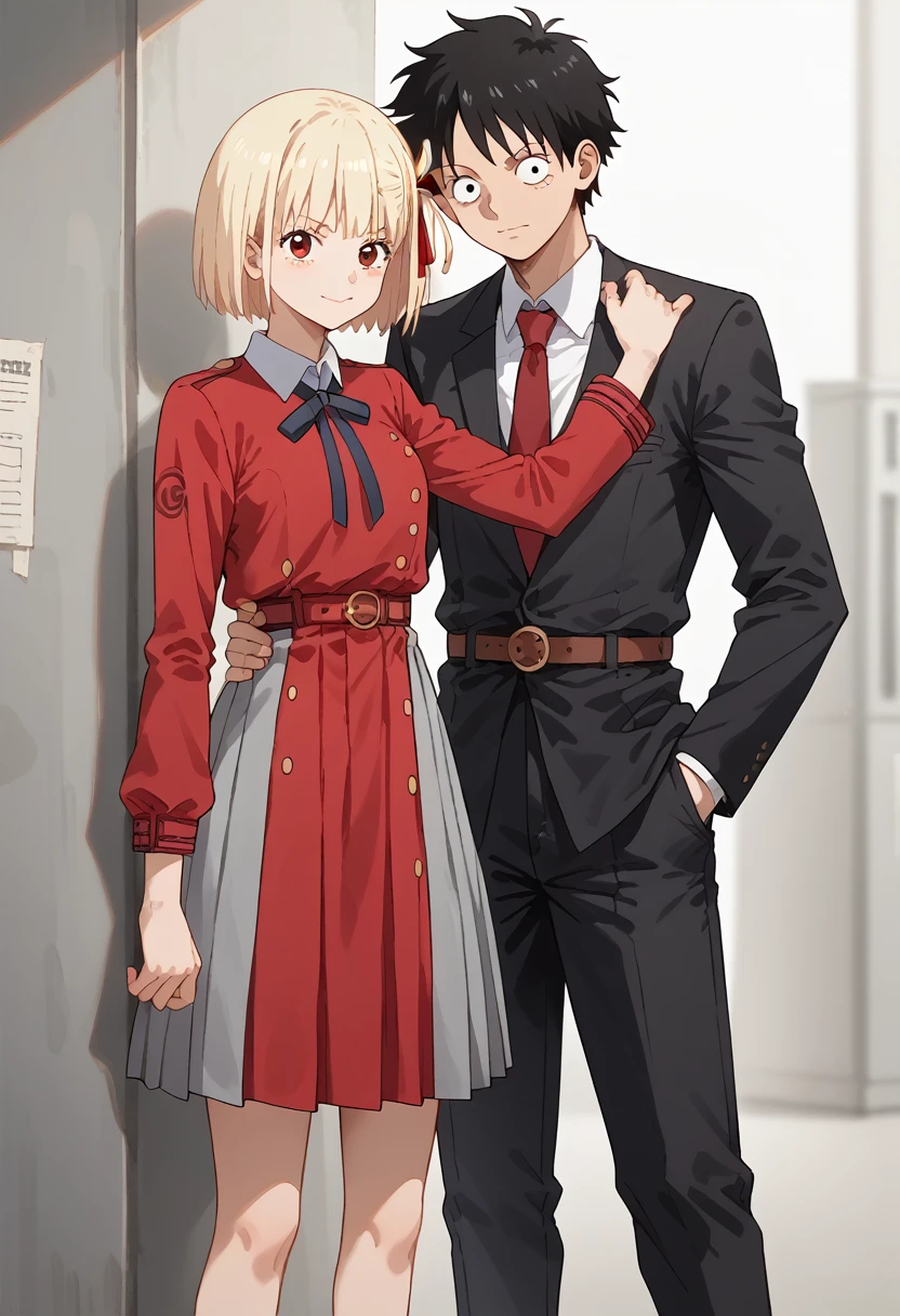 Chisato Nishikigi, short hair, fringe, blonde hair, red eyes, tape de cabelo, One Side Up, bob cut,
shirt, long sleeves, Dress, tape, shirt branca, collared shirt, waist belt, tape de pescoço, Red dress, tape azul, Pleated dress, Gray dress, Dress bicolor, red waist belt, uniforme lycoris, hugging Luffy black suit black pants black shoes red ties black hair 