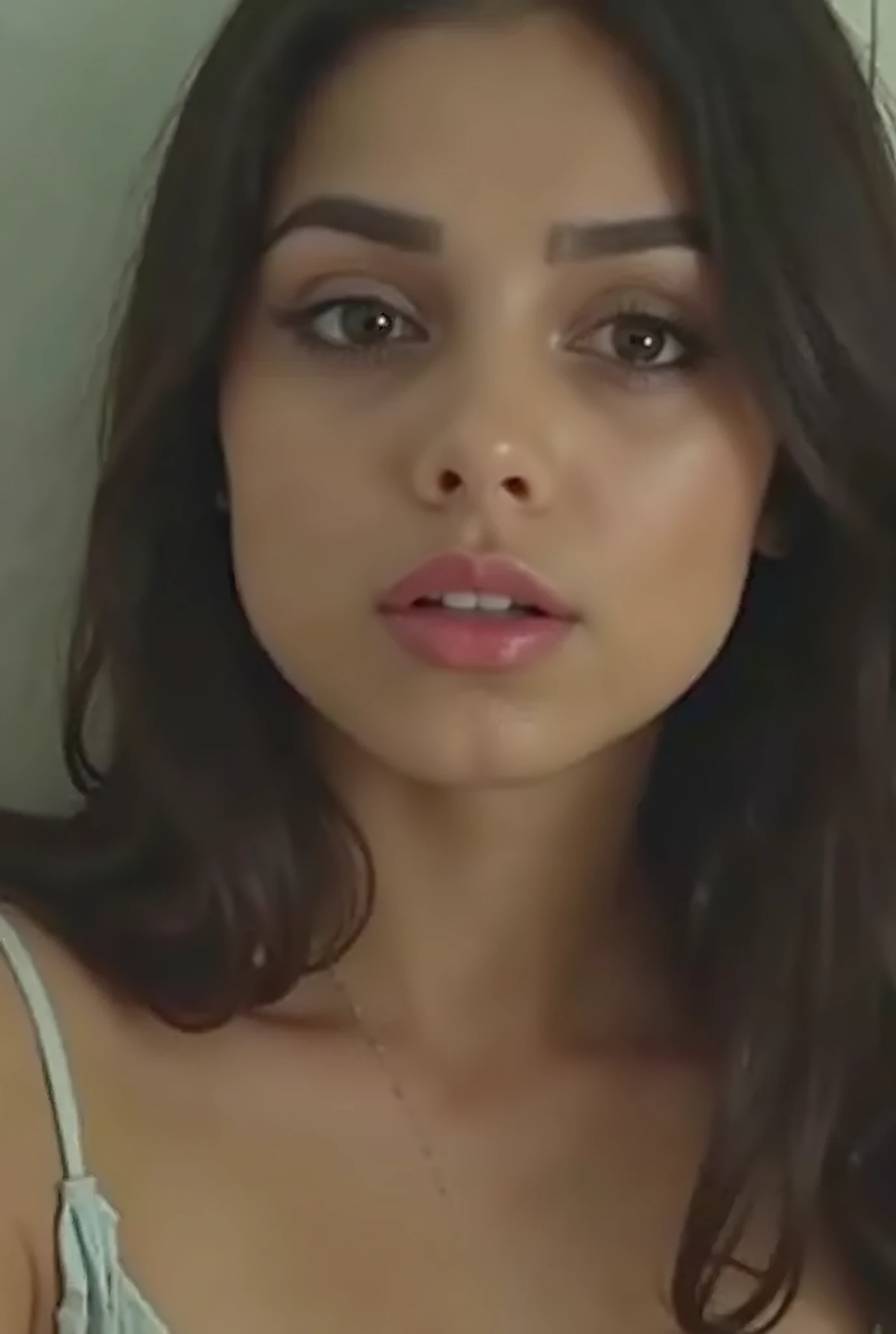 ela se masturbando com a boca aberta e com um brinquedinho cara de quem ta gritando boca aberta