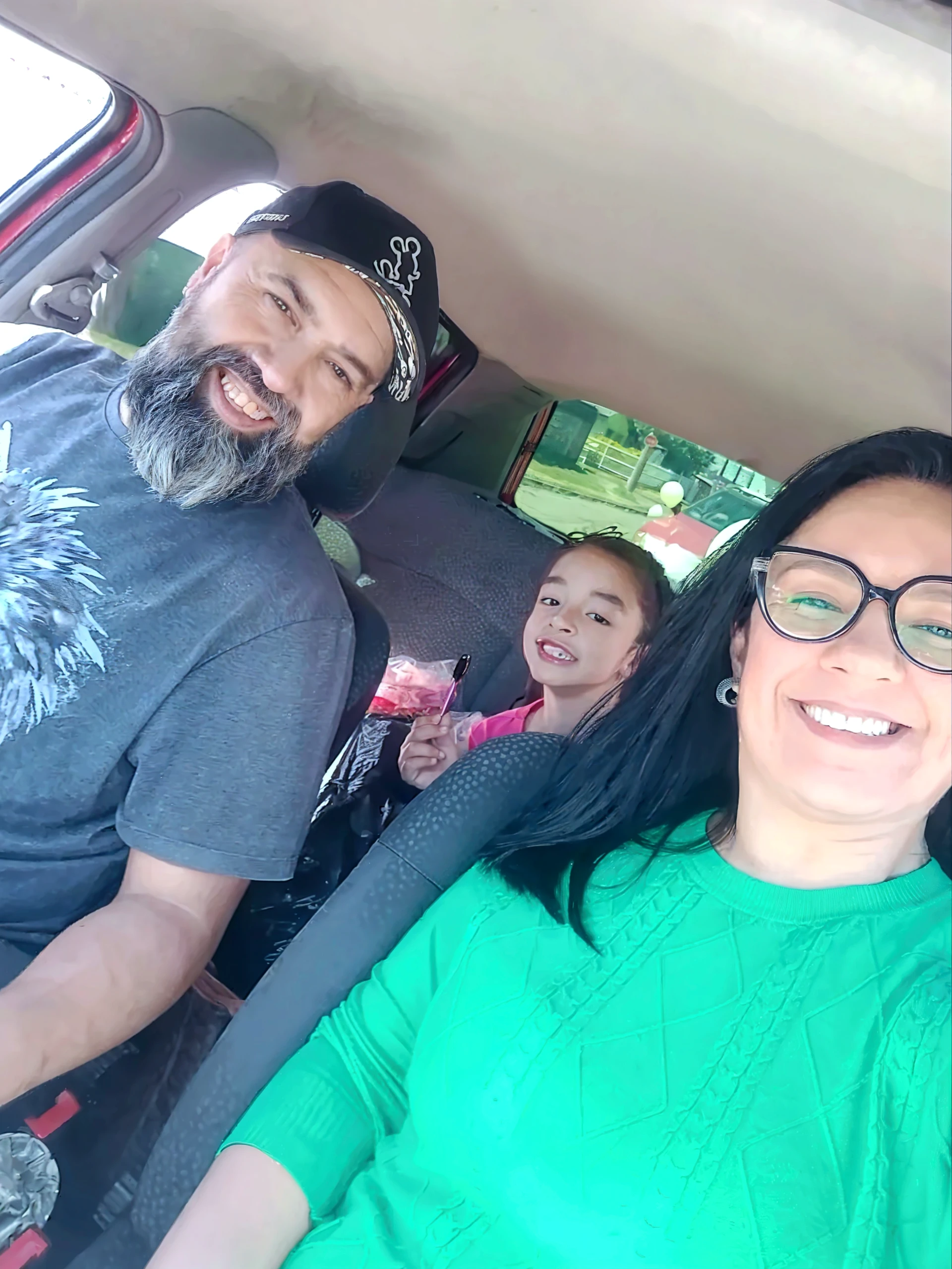 Man and woman in a car with children in the back seat, foto do perfil, carpool karaoke, imagem de perfil, muito bobo olhando, divertindo-se, taken in the early 2020s, instagram story, imagem do avatar, tirado no iphone 14 pro, Cristiano Orrillo, muito animado, Viagem, tirado no iphone 1 3 pro