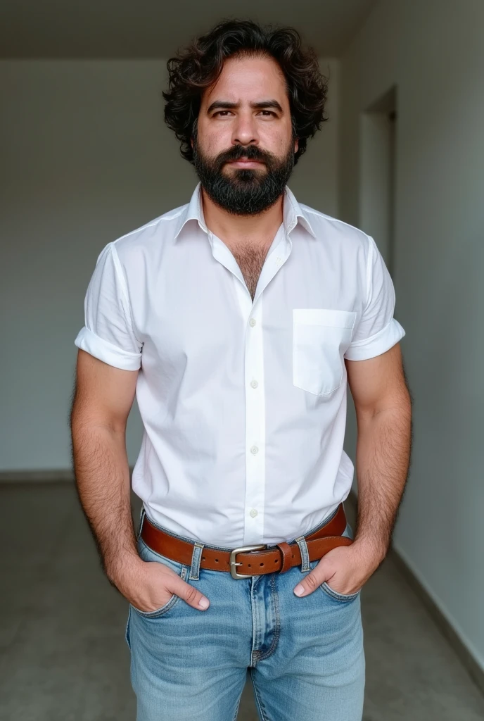 retrato de Richard, un hombre guapo mayor , pelo de sal y pimienta , barba mediana , wearing jeans with a big black belt , vistiendo una camisa a cuadros roja.