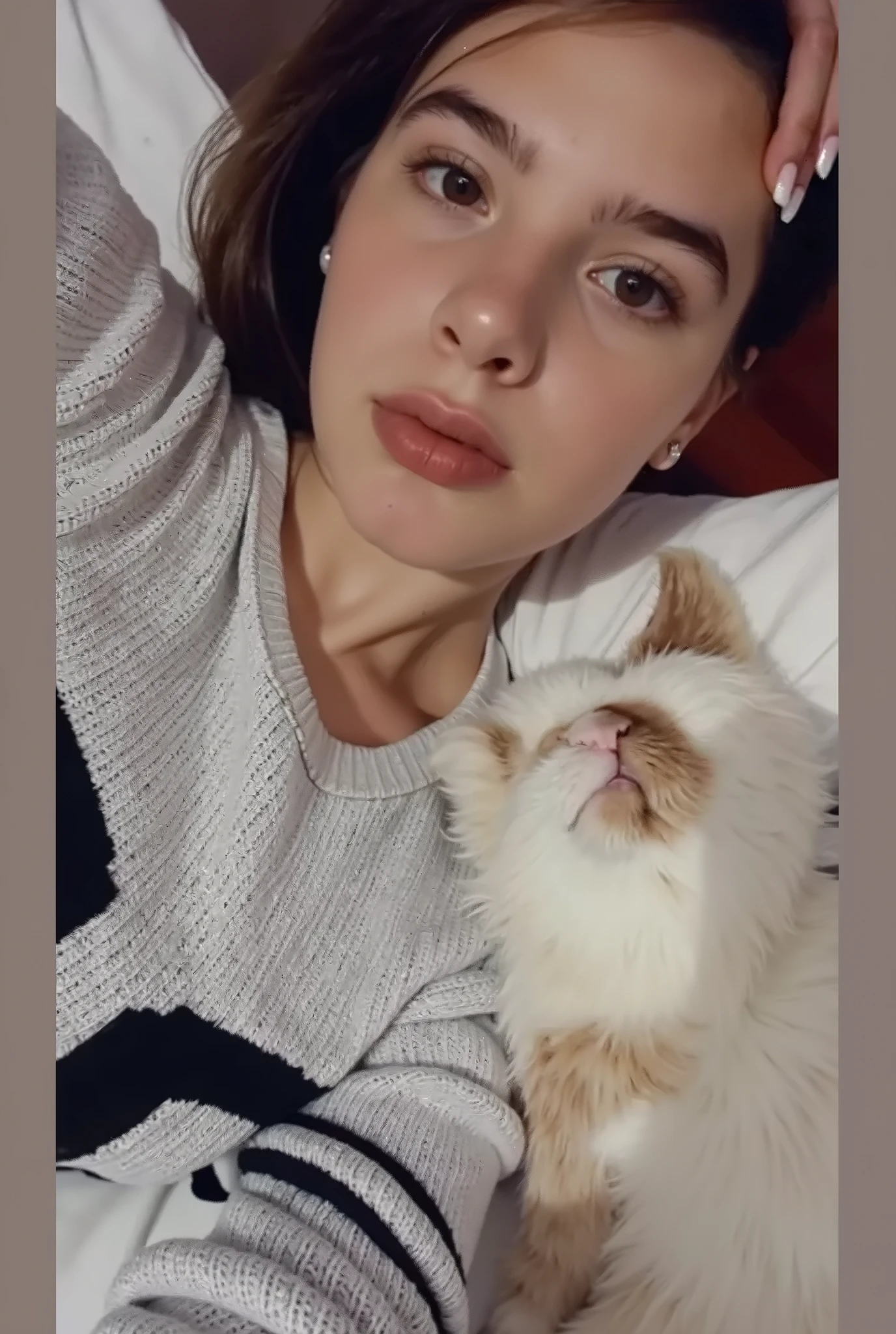 estilo anime, tem uma mulher beijando um gato, bochechas grandes segurando seu gato, beijando juntos de forma fofa, estilo anime, Totoro, mulher com rosto fino