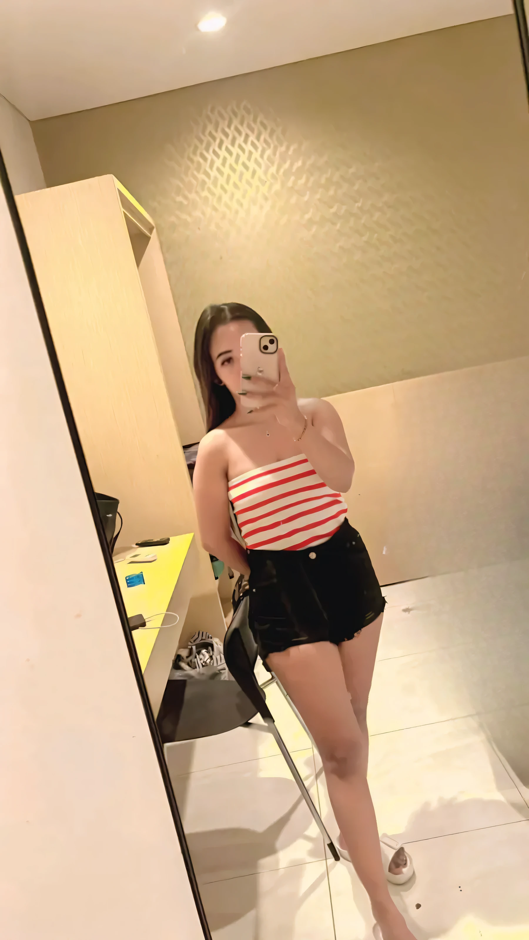 Mulher pele branca, sem roupa de costas pose de Instagram no espelho