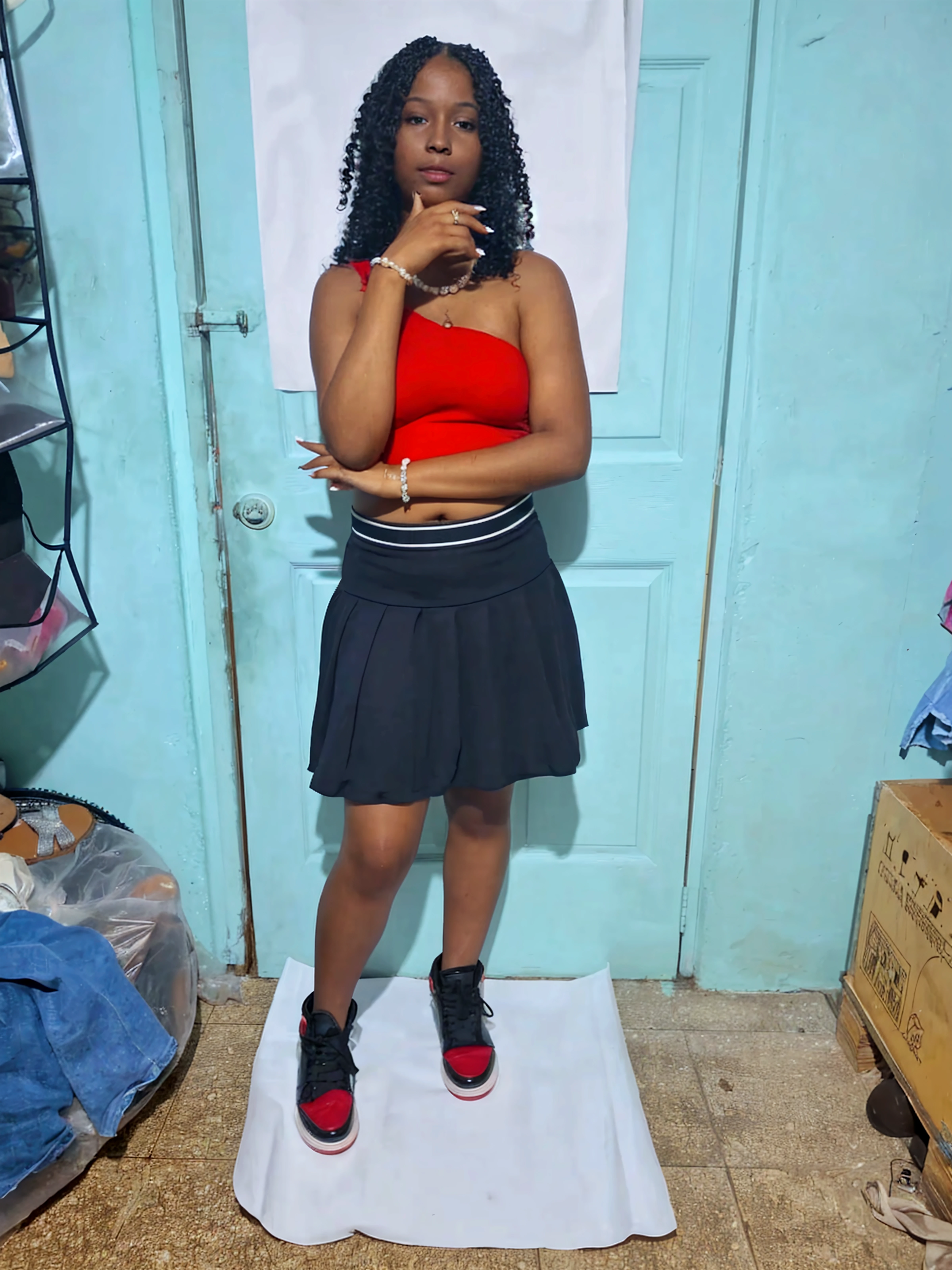 there is a woman in a red dress posing for a picture, usando um vestido vermelho, usando vestido vermelho, vestido curto vermelho, 2 Modelo feminina de 4 anos, imagem de corpo inteiro, ela tem cerca de 1 6 anos de idade, em um vestido vermelho, Parece Fabiula Nascimento, Pose frontal, menina usa um vestido vermelho, vestido vermelho, vestido curto