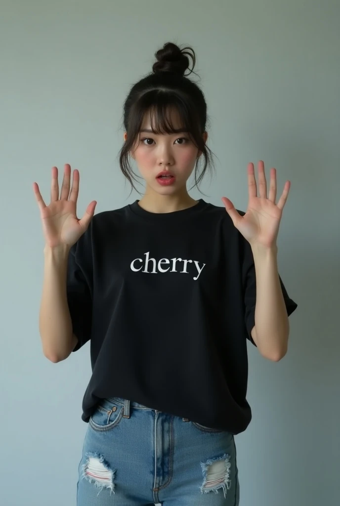 Very cute face、smile、15歳girl、Fluffy long hair、Beautiful legs、Beautiful body、Thin legs、White skin、Black T-shirt、Black mini skirt、白いパンティ少し見えている、sea
