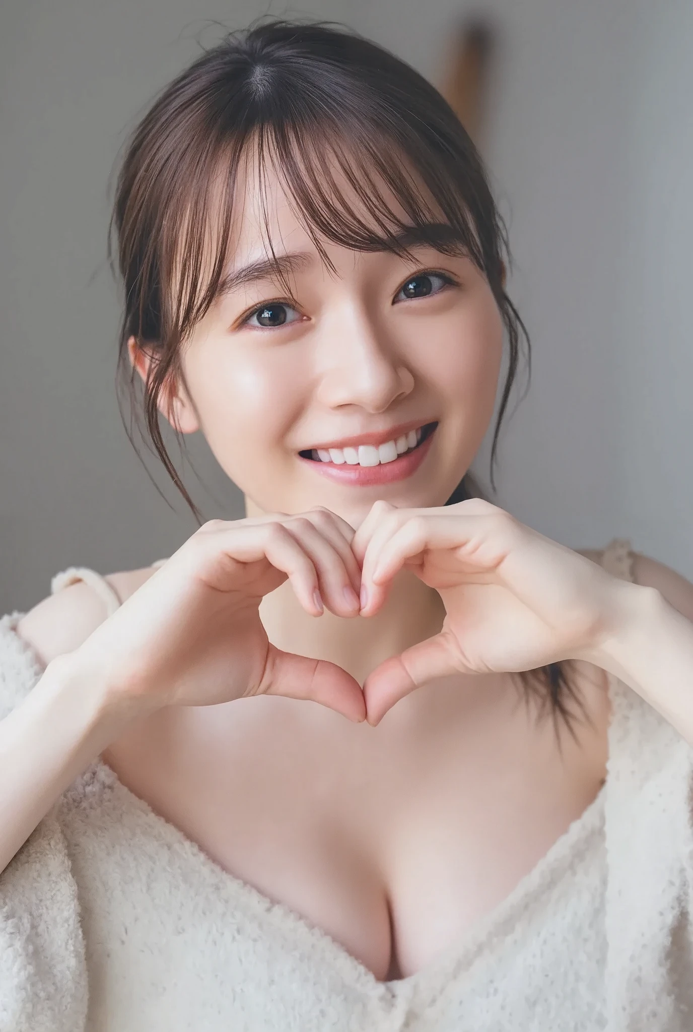 They are wearing off-shoulder pajamas, making a firm big heart shape with both hands, and holding them in front of their chest, View above collarbone、Throat up for a cute smile、Monotone background

