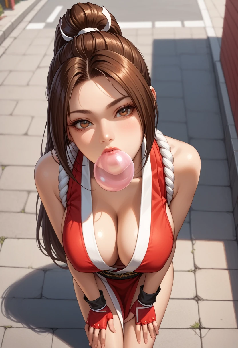  1 , Alone,Mai Shiranui,(((  long hair,  brown hair )))  brown eyes, red gloves, fingerless gloves, thighs, lean forward,  Big breasts , Make a chewing gum ball ,  half-closed eyes , top view, On a street, detailed, ( high quality, masterpiece, fundo extremamente detailed,  8k, rosto extremamente detailed) 