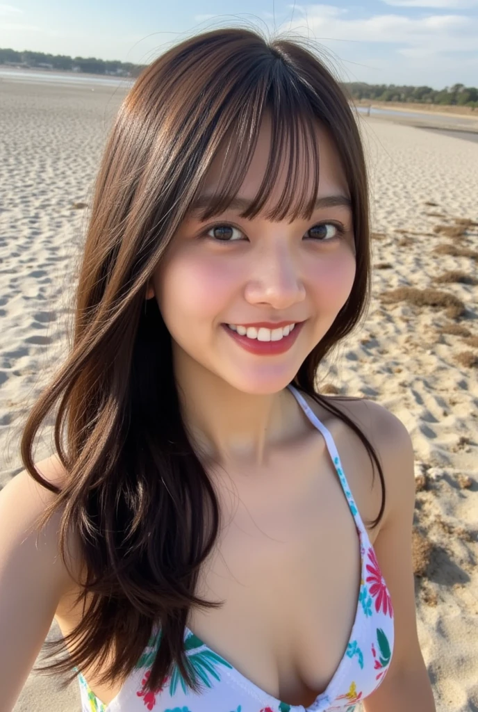  1 girl、smile、 swimsuit、 beach 

