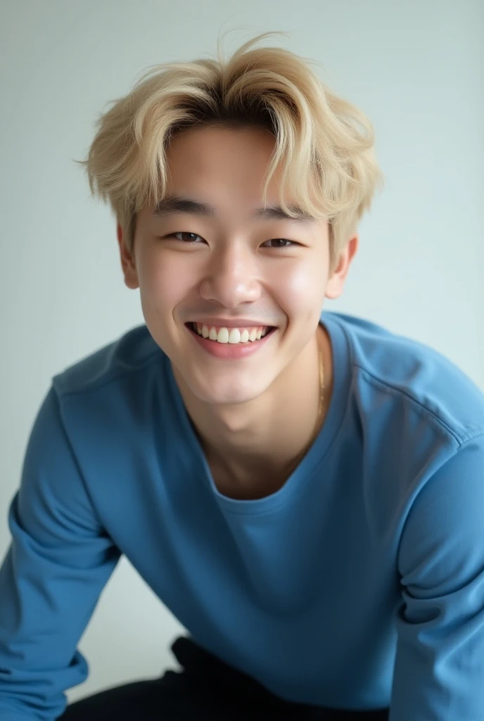second person，blond boy，Teenage uncensored，in a white shirt，Holding an umbrella，Overlooking，Smiling，二重まぶた，a sense of atmosphere，in a white shirt