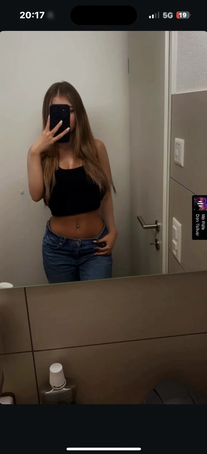 arafed woman taking a selfie in a bathroom mirror, her belly button is exposed, Llevar un sexy top recortado, Thicc, ombligo mostrando, Abdomen expuesto, Foto en forma, tinyest midriff ever, croptop, Recortar arriba, Ella tiene un vientre redondo y gordo y tembloroso, Hermoso midriff, vientre expuesto, Traje ajustado