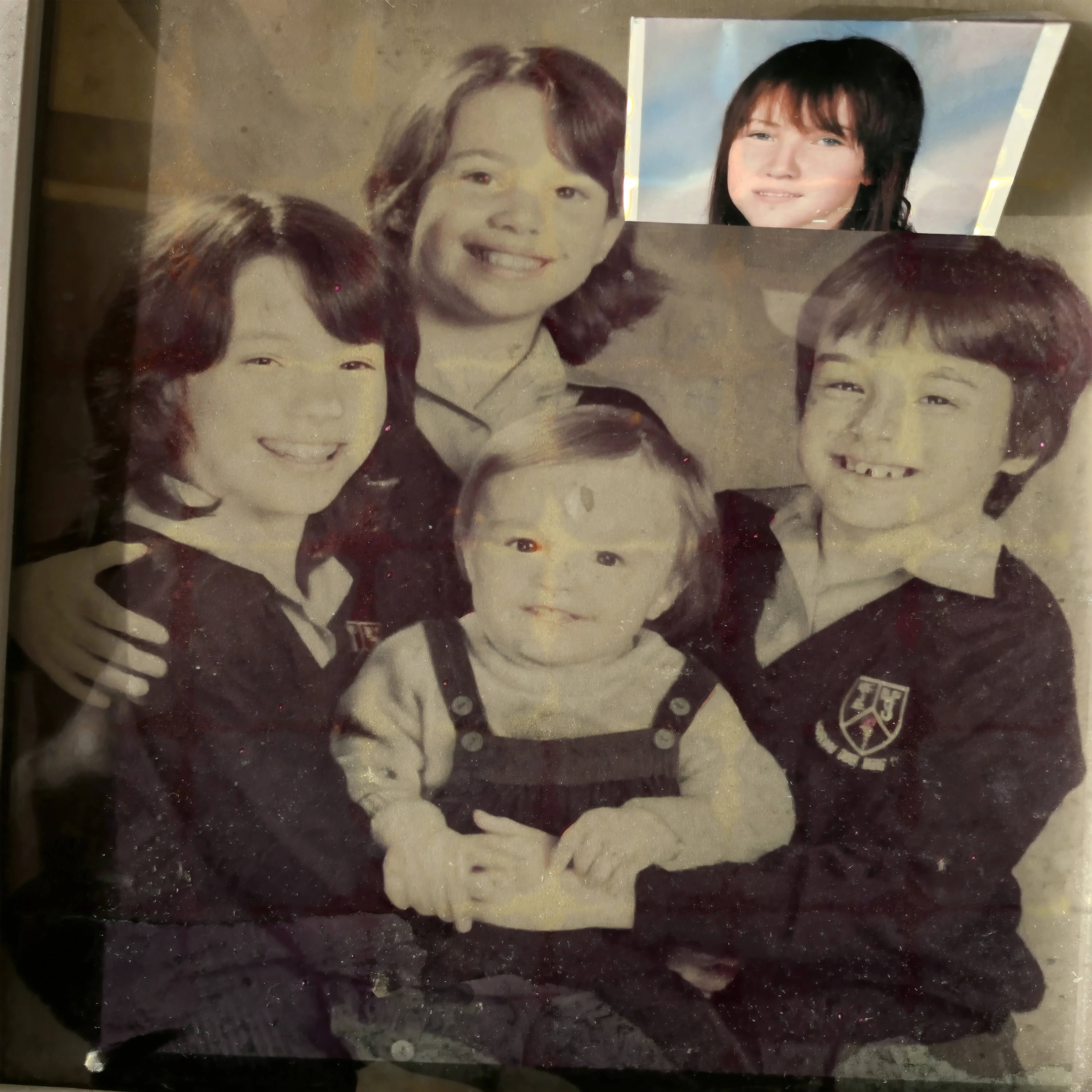 There are three women who are hugging in a photo, foto dos anos 80, tiradas no final dos anos 1980, taken in the early 1990s, fechar 1 9 9 0, Foto anos 80, Foto tirada em 1989, tomada em 1 9 9 7, Foto colorida dos anos 90, Three women