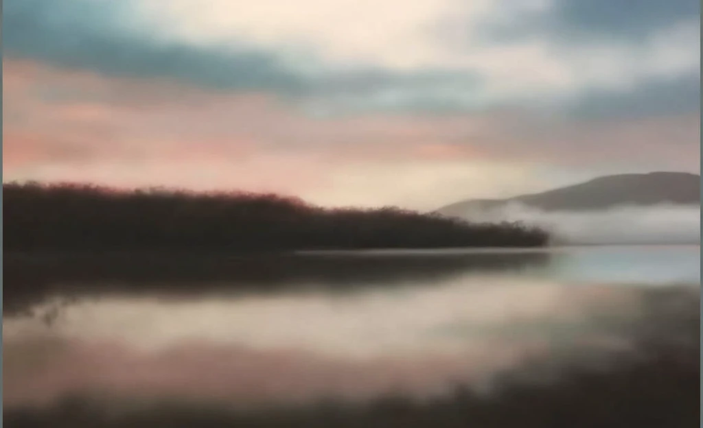 Folhas vermelhas de outono no lago, close no lago, just the lake reflecting the yellowish evening sky that doesn't appear in the image, folhas vermelhas e laranjas de outono caindo no lago, detalhes