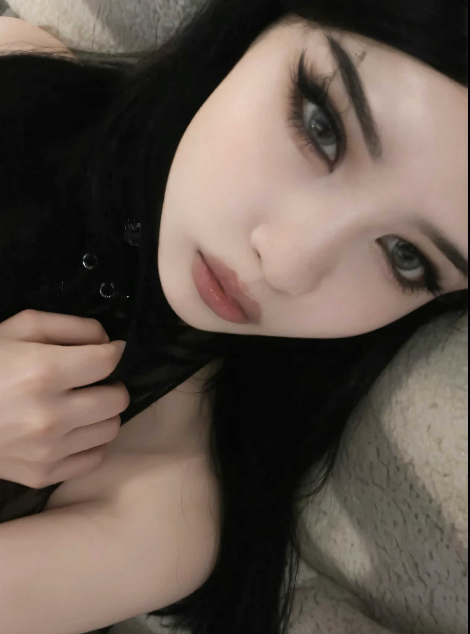 Mujer arafed con piercings y piercings en el pecho., pelo negro y ojos grandes, bella poarch, cara sexy con maquillaje completo, ella parece una mezcla de grimes, 18 years, pale gothic beauty, Asian girl, 1 7 year old gothic girl, gothic girl aesthetic, mirada penetrante, cruel korean gothic girl, cejas negras afiladas