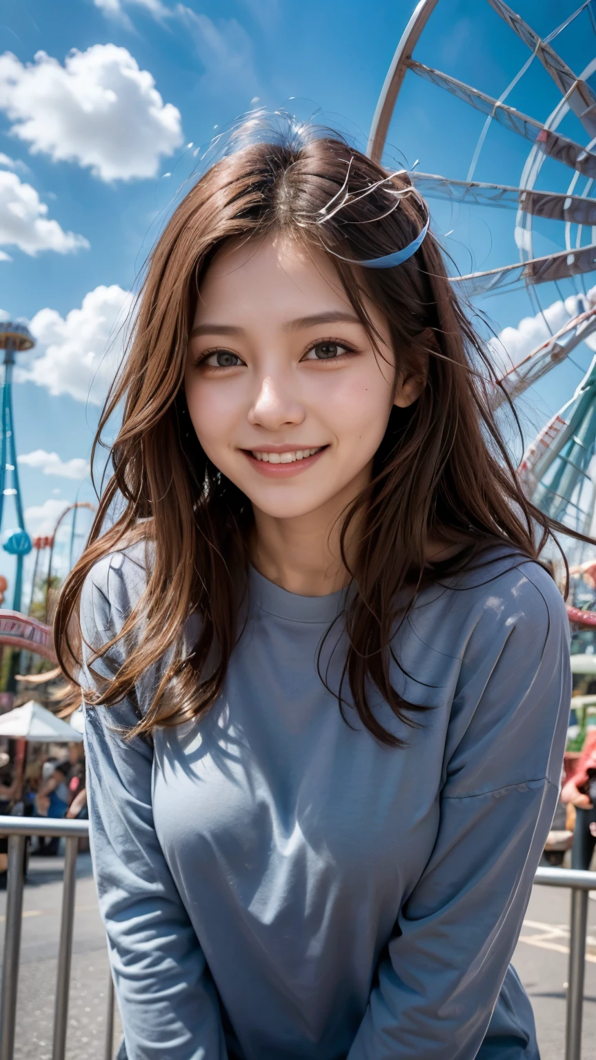 woman、amusement park、Clear skies、 Long Sleeve 、smile、Narrow eyes、 the mouth is slightly open