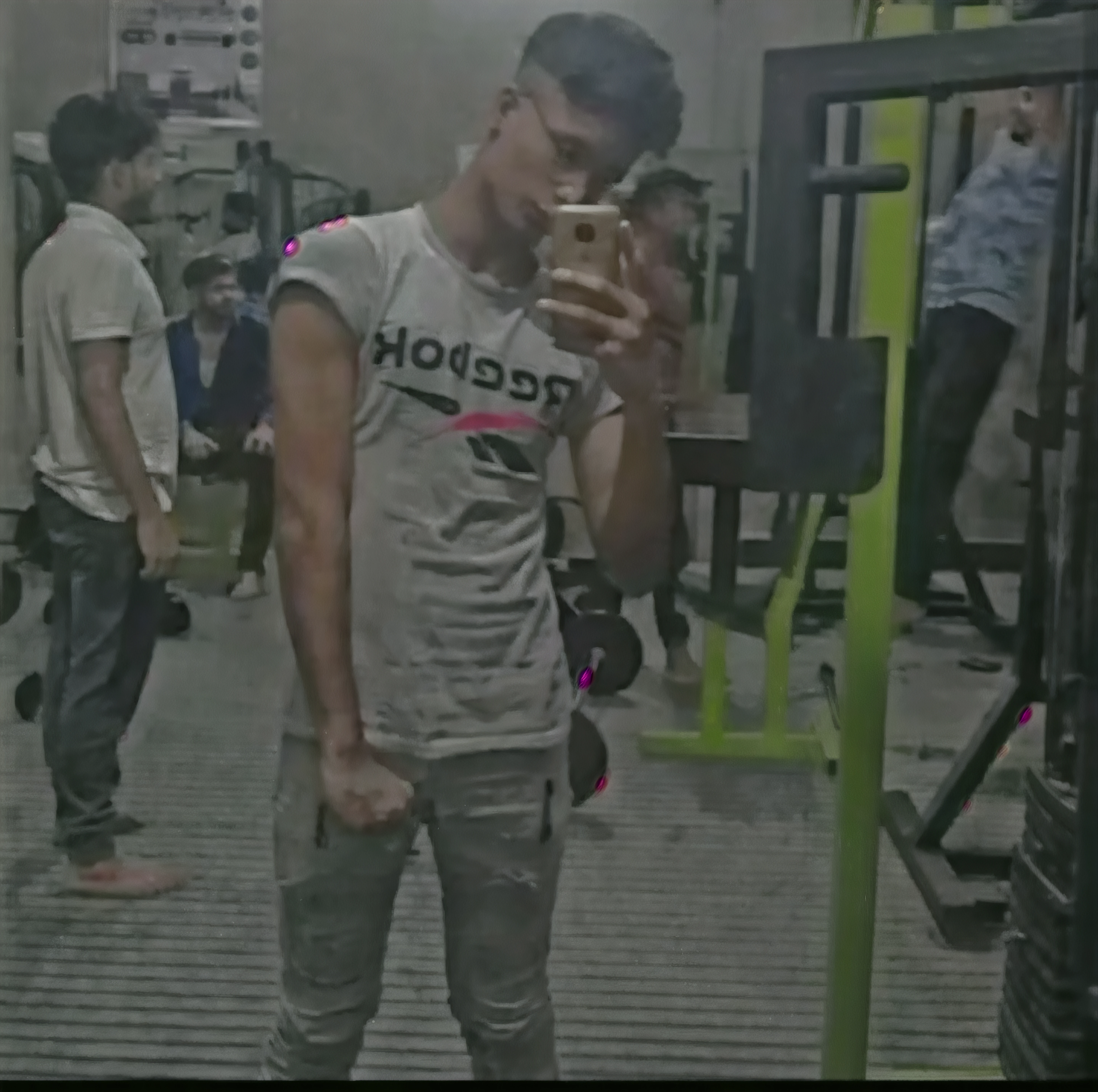 quitar sus pantalones y agregarle un boxer apretado que su pene se marque erecto