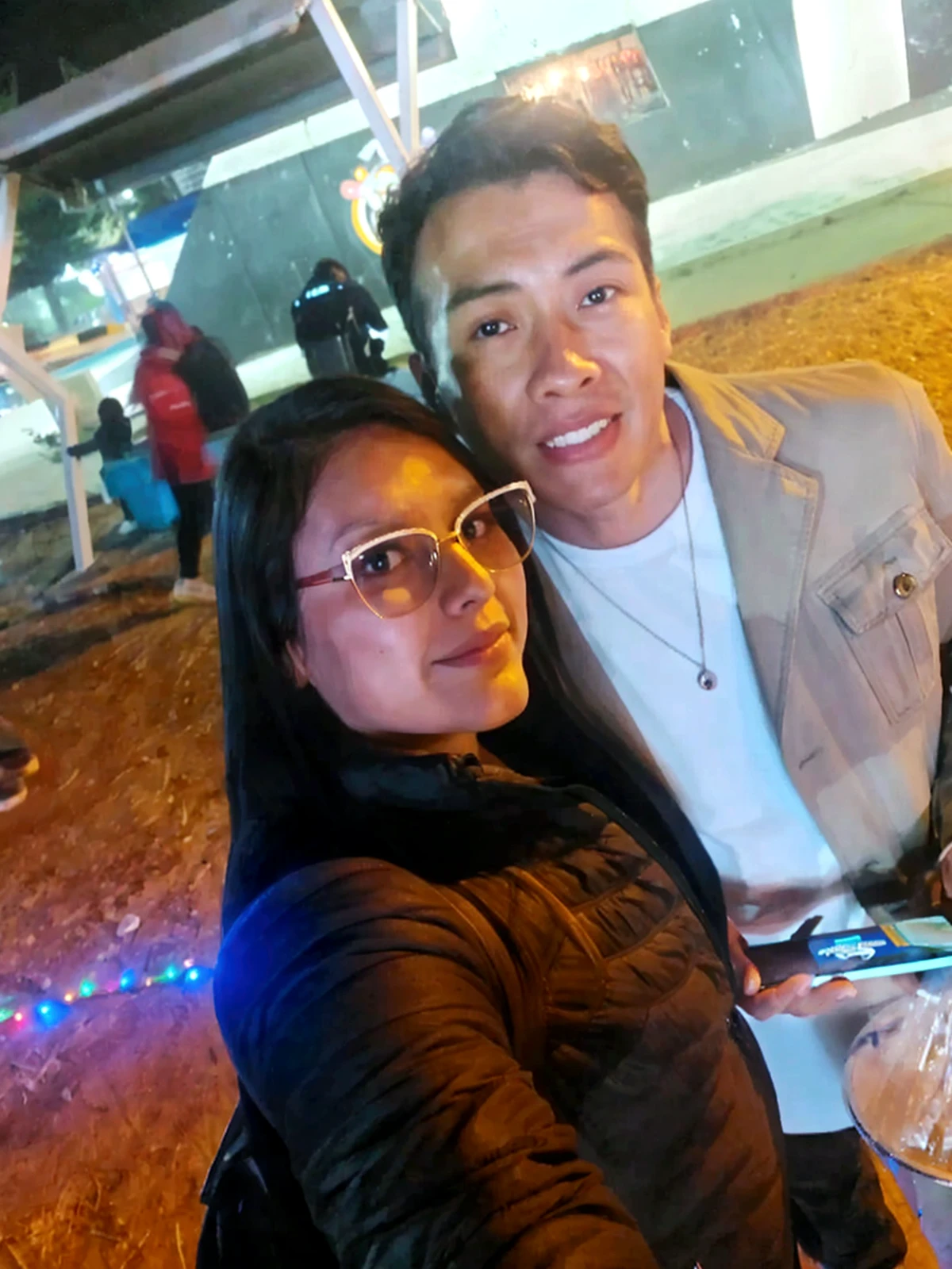 There is a man and a woman posing for a photo in front of a Ferris wheel, Casal feliz, imagem de perfil, foto do perfil, vacation photo, at night, Noite!, photo taken at night, instagram post, taken in the night, bokeh apenas em segundo plano, Tyler Edlin e Natasha Tan, retrato de casais, tomada em 2 0 2 0, Lovely couple
