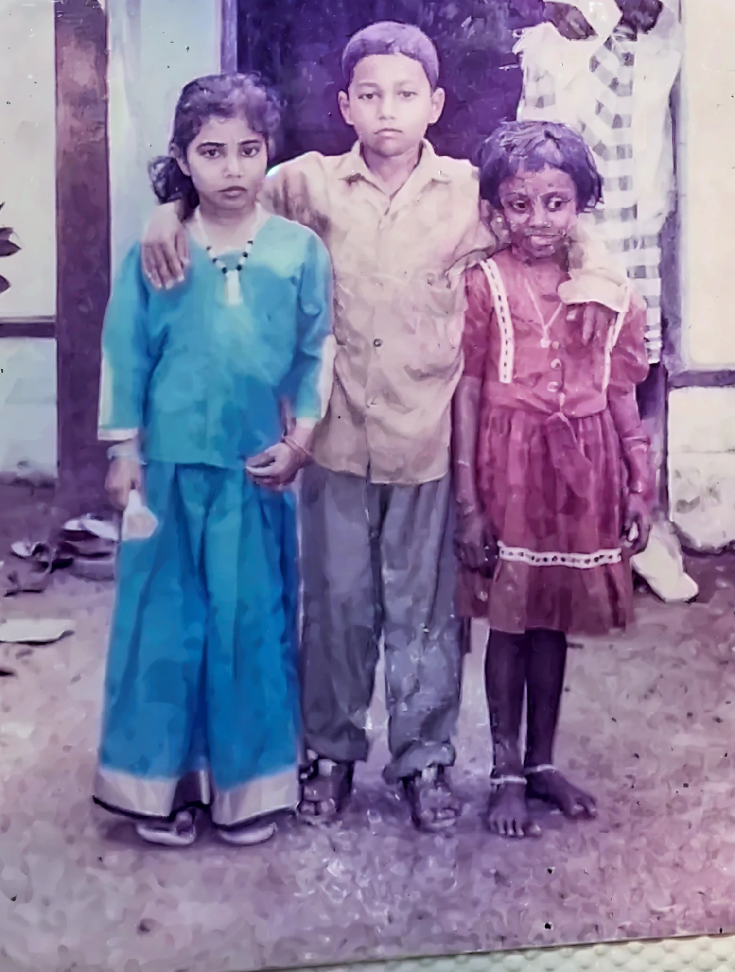 Hyper-detailed portrait of a couple of children 7 years old holding hands, menina com vestido estilo, dobras bem definidas, com estampas detalhadas em estilo floral, renda detalhada nas extremidades, menino de camisa xadrez quadriculada, holding hands with the girl, Backdrop with man walking carrying an accordion, truck carrying workers in the back and a bunch of bananas hanging, trator rural ao fundo, casa azul e branca no estilo das casas de Olinda no Brasil, professional soft cinematic lighting, global ilumination, sombras suaves, ray tracing, profundidade de campo profunda, foco limpo afiado, 12k uhd, dslr, moldura de filme, grain of film, 85mm, f/1.4, ISO 64, f16, 45seg, faces don't change, Face equal to master piece, +++(face: Original Master Piece)+++
