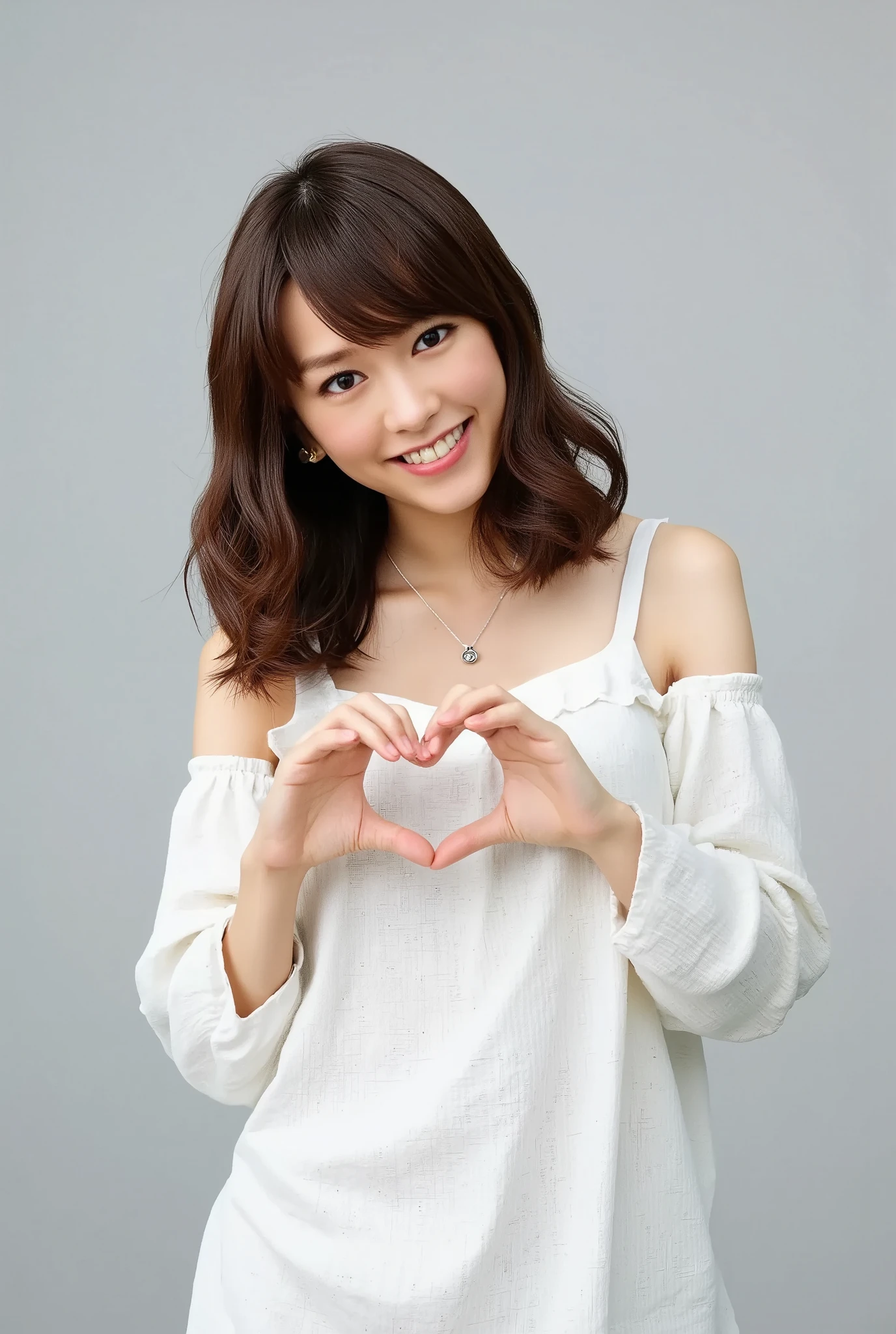 Only one smiling woman poses wearing cute pajamas with only her shoulders exposed, making a firm big heart shape with both hands, and holding them in front of her chest, View above collarbone、The background is a monotone 、
