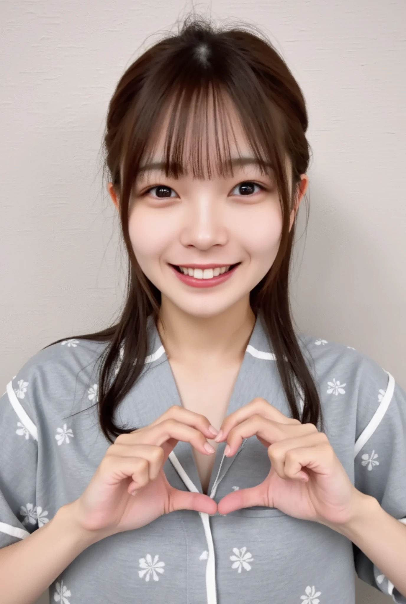 Only one smiling woman poses wearing cute pajamas with only her shoulders exposed, making a firm big heart shape with both hands, and holding them in front of her chest, View above collarbone、The background is a monotone 、
