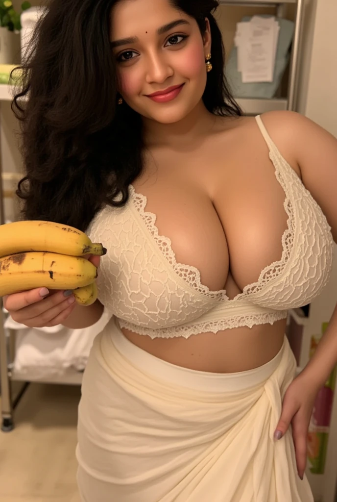 Beautiful blonde araffe woman, banana no colo, posing for photo, Trend in CGTacing:, pose atraente, hyper real rendering, Pose casual, bunda forte, Coxas Fortes, seios grandes, cintura fina, pele cara, gogo dancer, mini saia curta, realista, top e Saia curto streetwear, cabelo loiro, saia curto, mini saia curta, mulher voluptuosa, sexy, Top e saia, saia despojados, Ross Tran 8 K, Amouranth, Sorriso aberto, fundo em tons de cinza