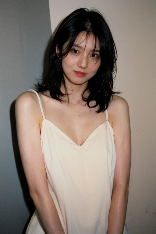 ((((Detailed explanation)))),(((masterpiece、Highest quality、Very detailed:1.42、Focus on the eyes)))、Female in her late teens、Portraiture、Blurred cityscape at dusk、Silhouette of buildings and street lampedium length dark-brown hair、natural wavy curls、The wind is blowing softly、Some hair falls to the side of the face、Skin is smooth、Healthy olive color、The tan lines are faintly visible、Natural redness on the cheeks、I have a few small laugh lines on my forehead、Eyes with dark brown irises、The pupil is shining, Reflects light、Long curled eyelashes、Highlights the eyes、Eyebrows are thin and trimmed、Natural Arch、Small nose、straight、straight nose、lips are plump、soft pink lip gloss、Ultra-thin camisole、Barefoot and barefoot、A simple silver bracelet on her right wrist、A small diamond earring sparkles in her left ear..、The expression is calm、have confidence、smile、(((Emphasize the contrast between light and shadow)))、Realistic textures and facial details