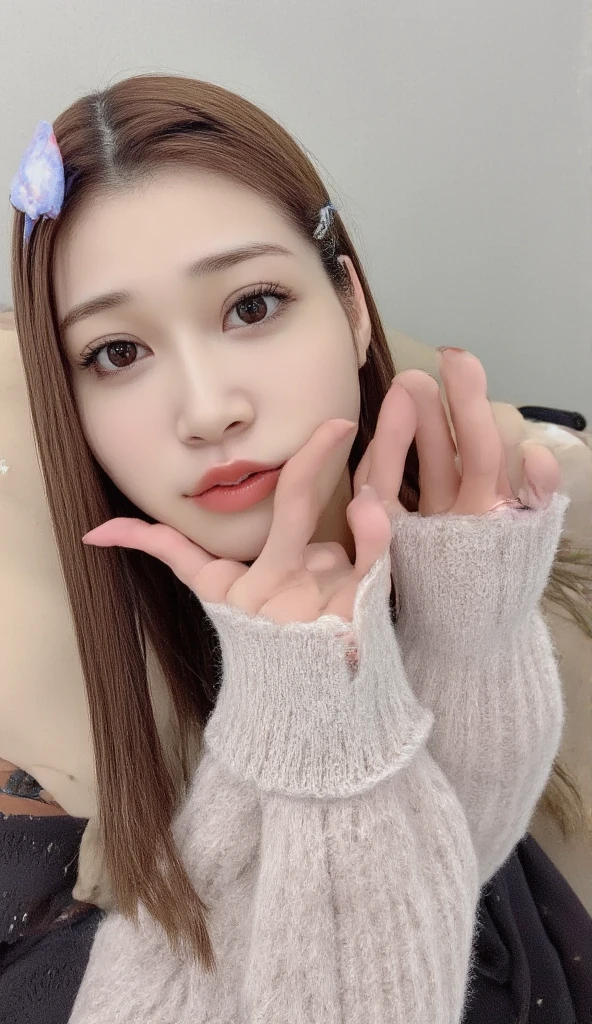 There is a woman who is lying with her head in her hand, Ulzzang, 🤤 retrato de ,  coreana, olhos suaves e queixo estreito, com lindos olhos apaixonados, cute and friendly eyes, young lovely korean face, garota cara fofa, beautiful aesthetic face, lindo rosto delicado, com cabelos longos e olhos penetrantes, cara clara e fofa