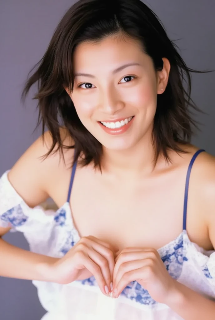 A smiling woman is posing alone wearing off-the-shoulder pajamas, making a firm big heart shape with both hands, and holding them in front of her chest, View above collarbone、The background is a monotone 、
