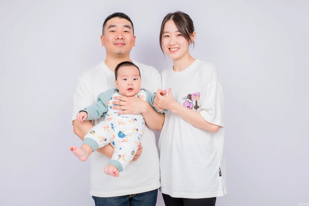 UHD, (HD resolution: 1.2), skin radiance, (best quality: 1.1), (masterpiece), (best quality), smile, (beautiful delicate face), (beautiful detail eyes), 8K, flying colorful balloons around, (mother, son, father), (peripheral critters: 1.1), outside, cute, dragon boat, rainbow,