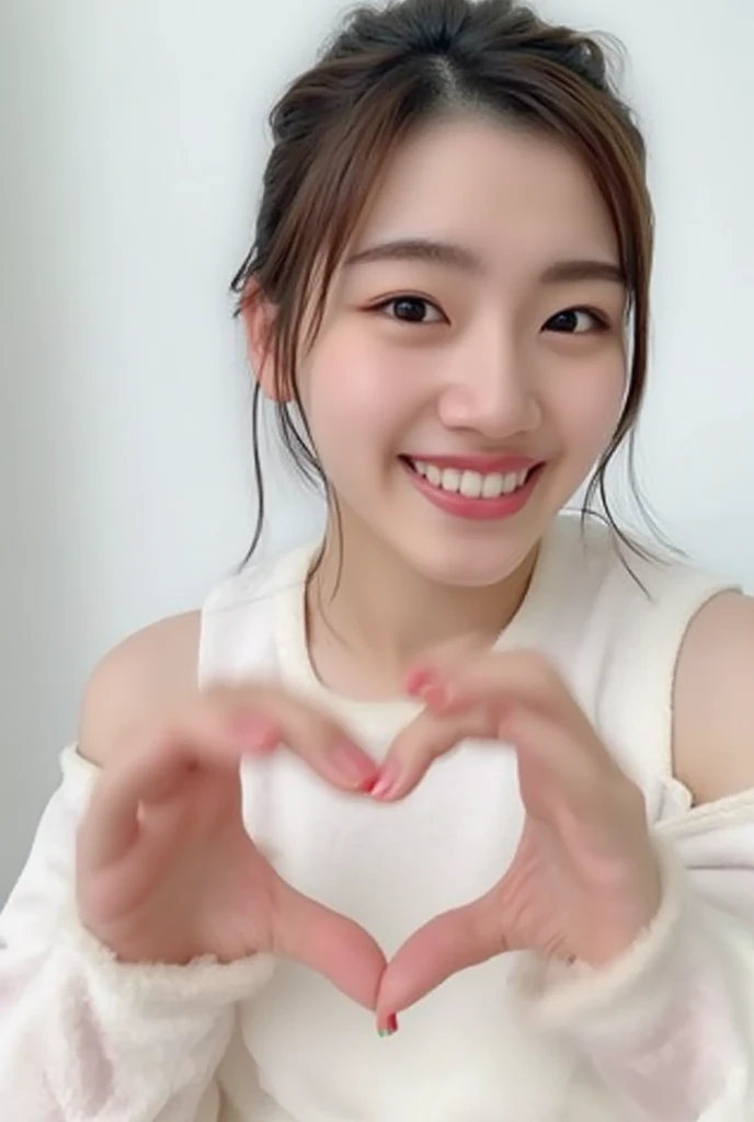 A smiling woman poses alone wearing off-the-shoulder pajamas in pastel colors that convey warmth simply by touching them softly and softly, making a firm, large heart shape with both hands, and holding them in front of her chest, View above collarbone、The background is a monotone 、
