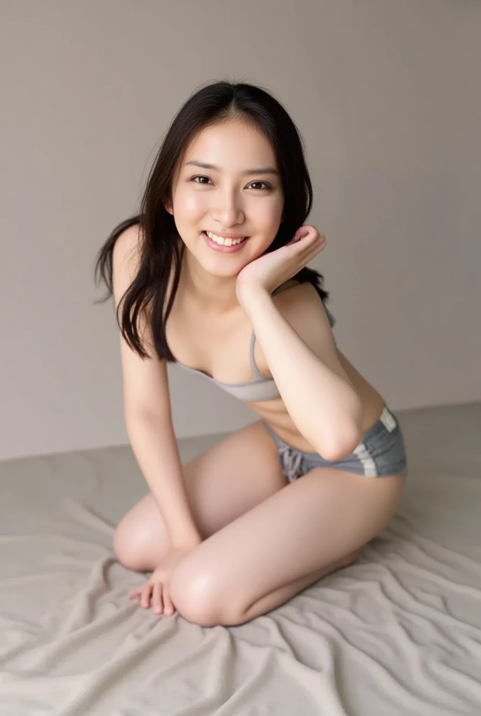  A smiling woman is completely naked and posing on all fours, Full body display、The background is a monotone 、
