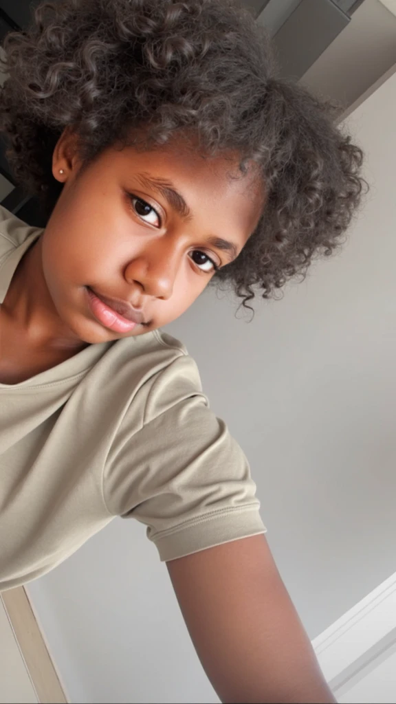 Um menino negro de cabelo cacheado de 13 anos que mora em luanda, Angola