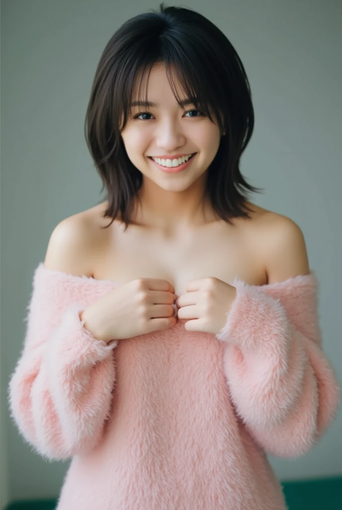 A smiling woman poses alone wearing off-the-shoulder pajamas in pastel colors that convey warmth simply by touching them softly and softly, making a firm, large heart shape with both hands, and holding them in front of her chest, View above collarbone、The background is a monotone 、
