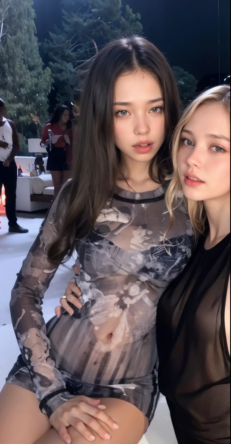 Dos mujeres posando para una foto en una fiesta con un hombre, dos modelos en el marco, Ayami Kojima y Lyde Caldwell, Ruan Jia y Mandy Jurgens, caras hermosas, Aurora Aksnes y Zoë Kravitz, Steven Klein, suave en _ el fondo, jin shan y ross tran, looking intensely at the camera