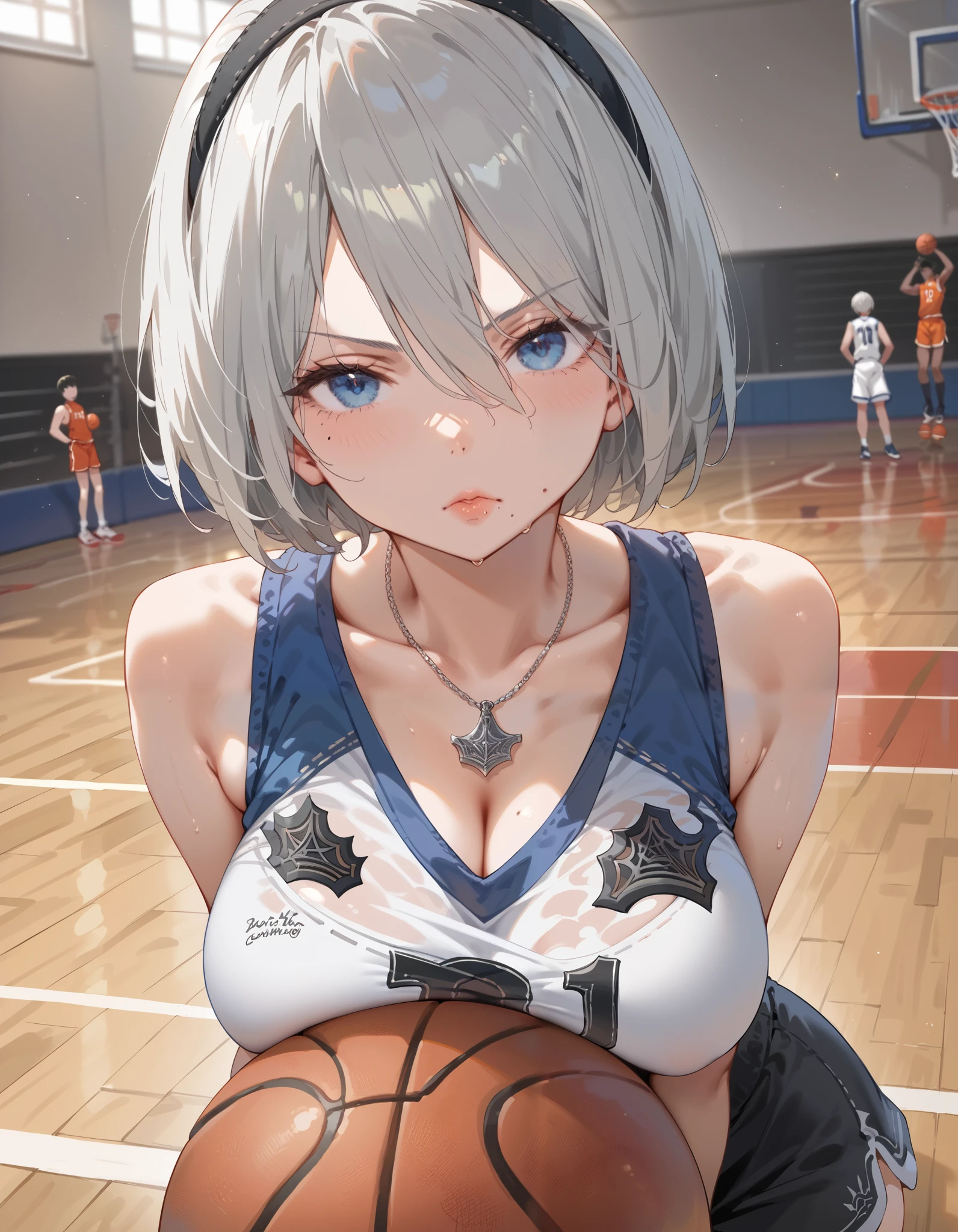 2b, 2b, Detailed depiction of Yorha's . 2 Type B,  shorthair, Gray Hair, Big Breasts、 mole under mouth , blue eyes、 small silver necklace、Enjoy playing basketball 、 serious face、gym、 basketball uniform