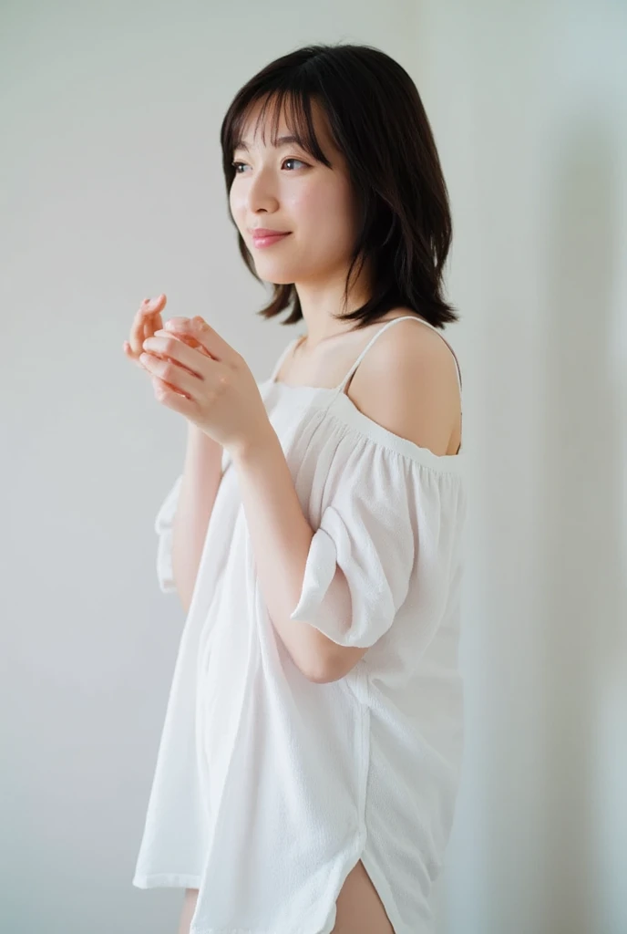 A smiling woman poses alone wearing off-the-shoulder pajamas in pastel colors that convey warmth simply by touching them softly and softly, making a firm, large heart shape with both hands, and holding them in front of her chest, View above collarbone、 background is monotone、
