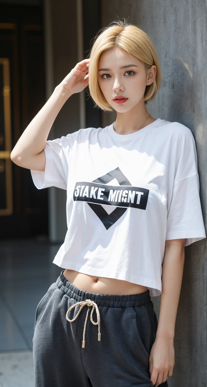 um close up de uma mulher linda de camisa branca e bermuda preta, com corte rasgado t - camisa, camiseta branca, usando um top cropped sexy, usando topo de corte, usando um top cropped, usando um top cropped, Topo de colheita, topo de corte, casual white garment, roupas esportivas fofas, roupas brancas da moda, usando um topo de corte, tampo branco, tshirt branca lisa