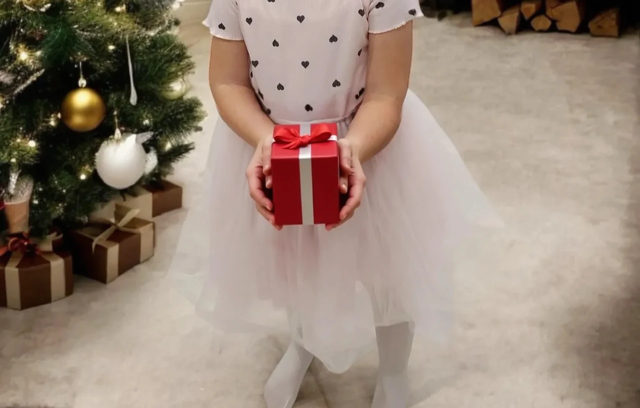 sena da disney pixar de com roupa de princesa, cabelo liso e escuro na altura do ombro, put her holding red heart-shaped balloons, sorrindo