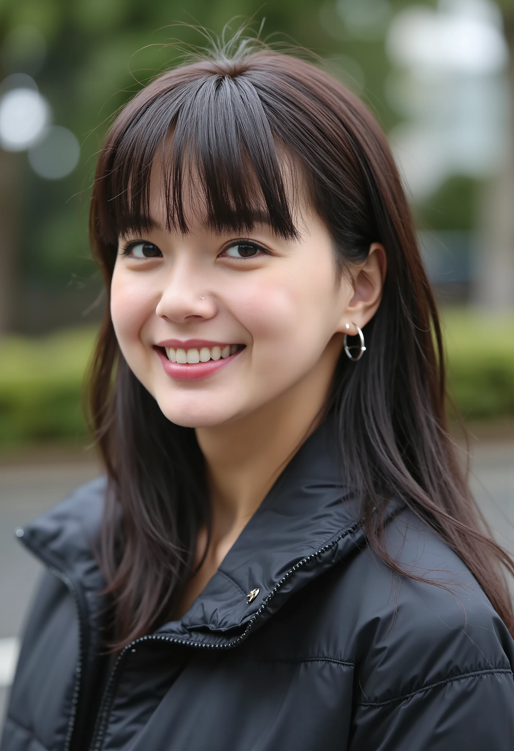  young Japanese woman、 black hair、 ear piercing、smile、 beautiful alignment of teeth、 black down jacket