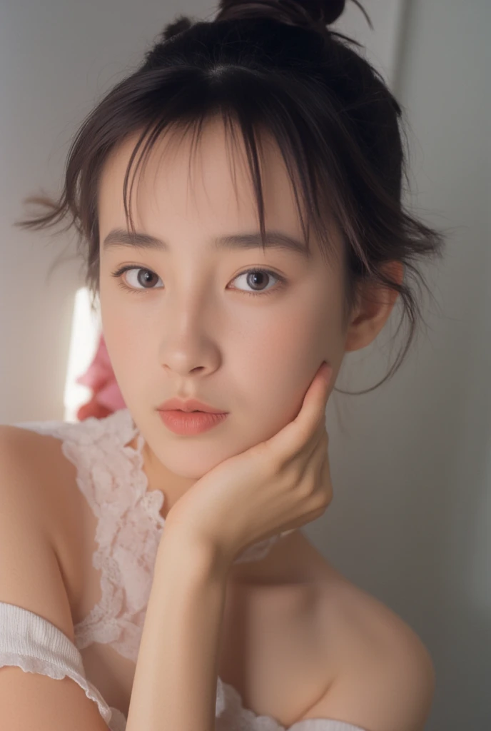 Un primer plano de una mujer con un collar en el cuello, maquillaje popular de Corea del Sur, Joven y adorable rostro coreano, maquillaje coreano popular, ulzzang, Beautiful aesthetic face, south east asian with round face, Rasgos de la cara coreana, Cara delicada y encantadora, pale porcelain white skin, Wan adorable cara coreana, pale round face, con cara redonda, detailed face of a asian girl
