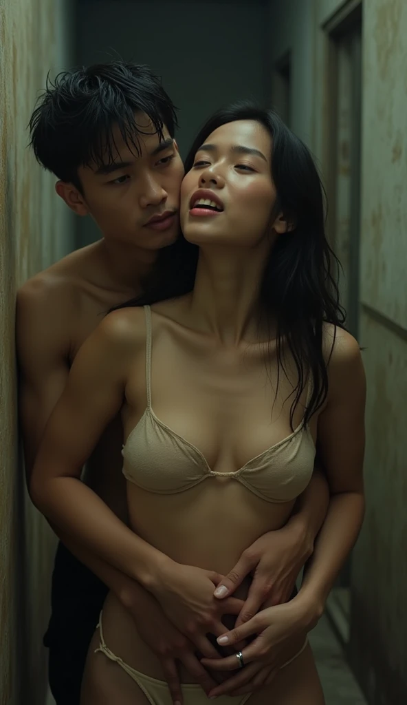 During the full Tang Dynasty, naked palace maids served young men in the palace bathtub.