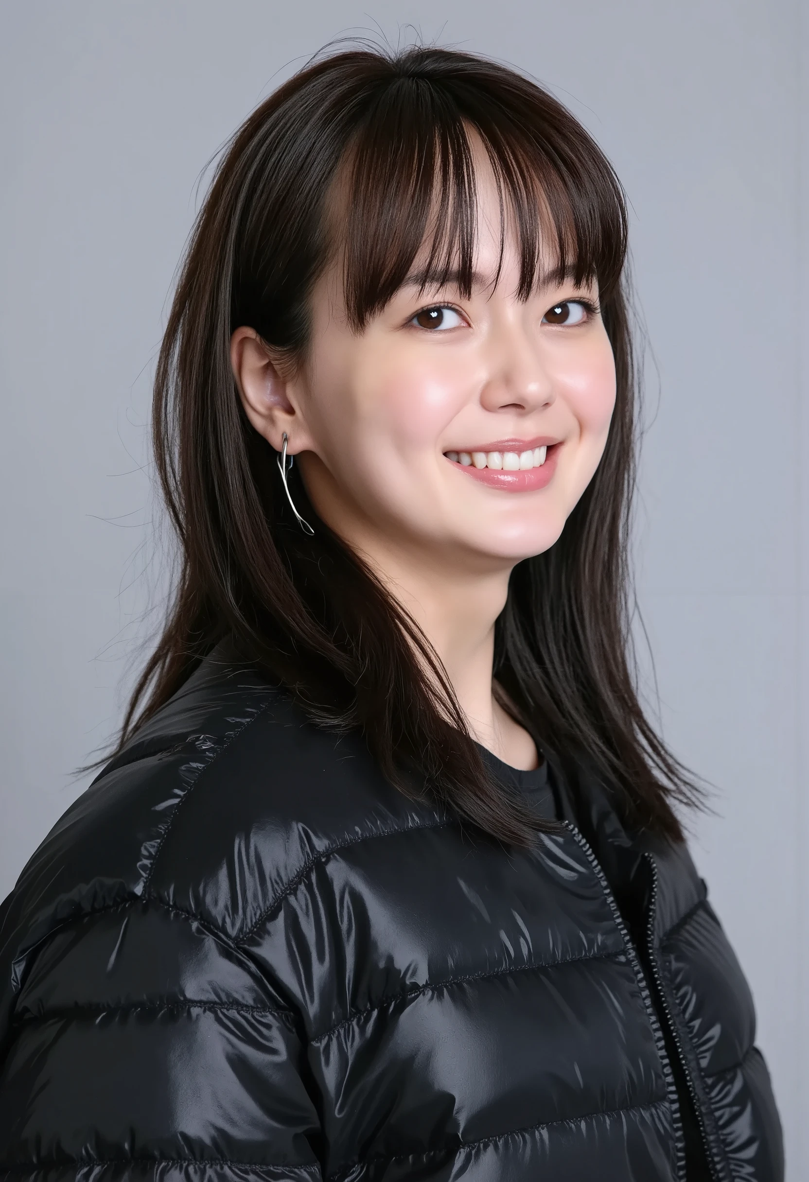 young Japanese woman、 Tabe Mikako、black hair、 ear piercing、 big smile when looking back、 beautiful alignment of teeth、 black down jacket、Gray background