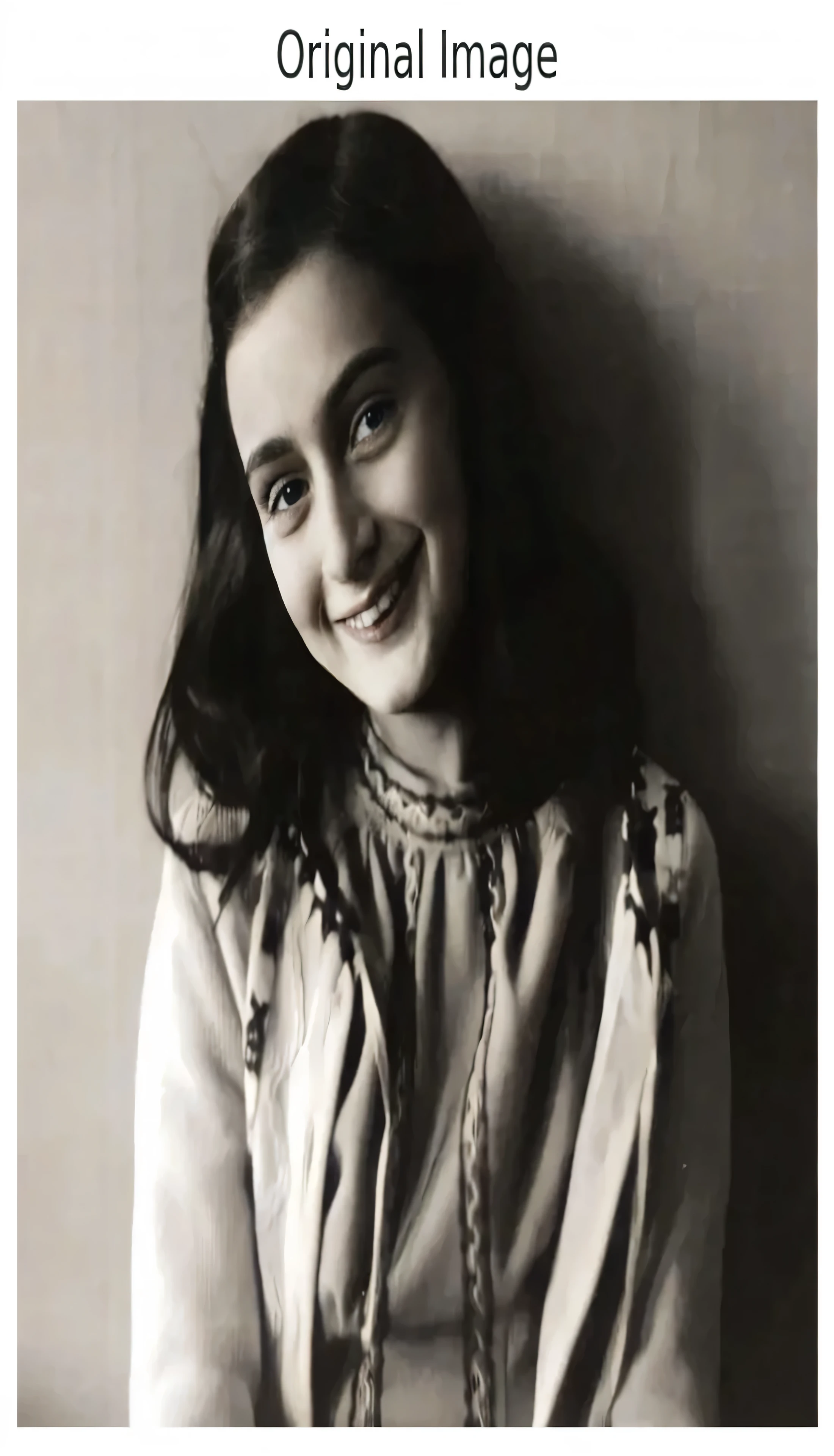Arafed foto em preto e branco de uma jovem sentada em uma mesa, lily frank, alta arte, inspirado em Margaret Leiteritz, inspirado em Lucia Peka, na casa dos 20 anos, inspirado em Wladyslaw Malecki, inspirado em Hannah Frank, Foto dos anos 1940, inspirado em Margareta Sterian