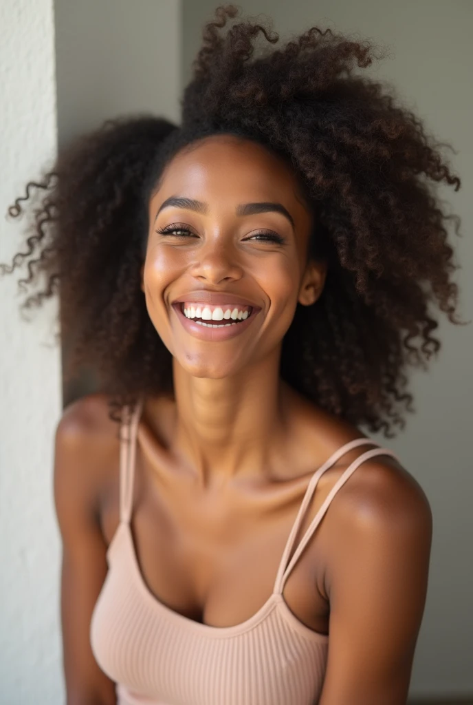 Jolie martiniquaise forme généreuse sexy souriante cheveux naturels