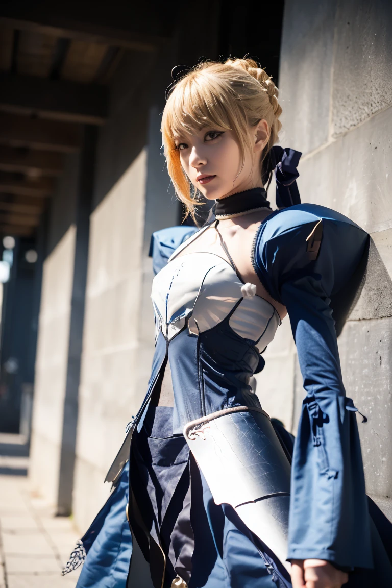 artoria pendragon de fate stay night. Ojos verdes. Cabello rubio. Cuerpo delgado y perfecto. Cara de artoria pendragon. Ojos realistas. Vestido azul y blanco apretado. Cuerpo completo, desxe la cabeza hasta los pies