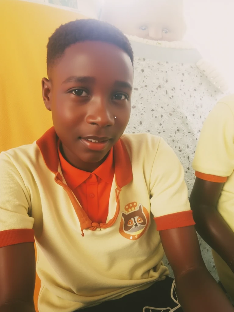 Un jeune africain qui utilise youtube