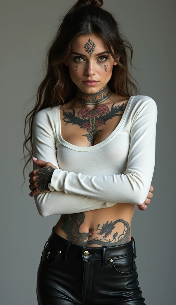 Petite fillette, yeux jaune, Tatoué tous le corps, porta une robe gris légère, mignonne, timide, freckle, rougissement des joue et du nez.